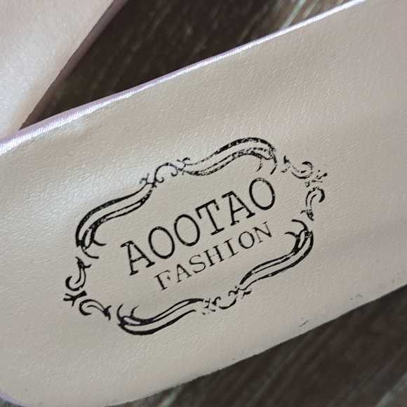 AOOTAO Fashion Pink Fluffy Shoes Feathers Open Toe Gold Textured Heel Size 9.5 - Picture 2 of 7